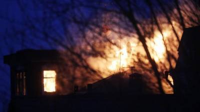 В доме, где отстреливается мужчина в Подмосковье, начался пожар
