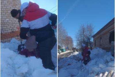 В Пермском крае двух школьниц засыпало сошедшим с крыши здания снегом
