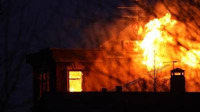 Дом открывшего стрельбу по силовикам мужчины в Подмосковье загорелся