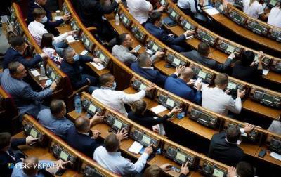 Рада лишила мандатов двух народных депутатов