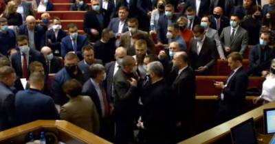 Порошенко и "Слуги народа" устроили потасовку в Раде из-за якобы пьяного нардепа (видео)