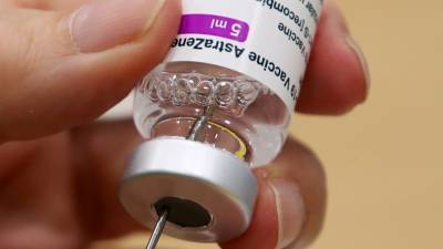 Регулятор ФРГ рекомендовал применять вакцину AstraZeneca лицам от 60