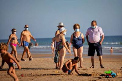 Испанцев обязали отдыхать на пляжах в масках