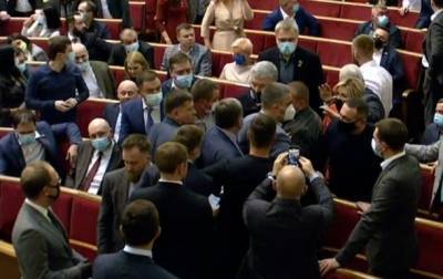 Депутаты от «Слуги народа» заблокировали Порошенко в зале Рады