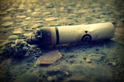 В Британии хотят обязать табачные компании оплачивать уборку улиц