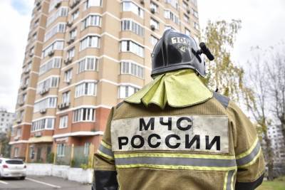 Пожарные потушили возгорание в многоэтажке на севере Москвы