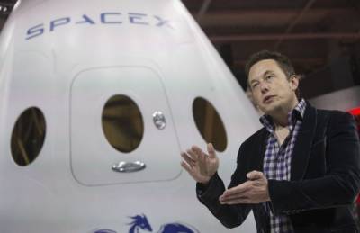 Илон Маск отправит в космос двух бизнесменов, врача и бывшего летчика