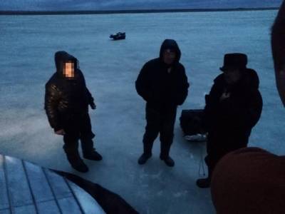 Фото: шестерых рыбаков эвакуировали с отколовшейся льдины в Волховском районе