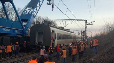 Поезд, попавший в аварию на Днепропетровщине, полностью подняли