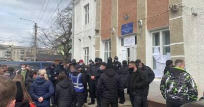 Новые члены ОИК и десант "слуг народа": что происходит на избирательном округе Прикарпатья