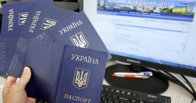 Федоров объяснил, как долго в Украине будут использовать три формы паспортов