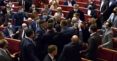 Не пускали к трибуне: в Раде произошла потасовка с участием Порошенко — видео