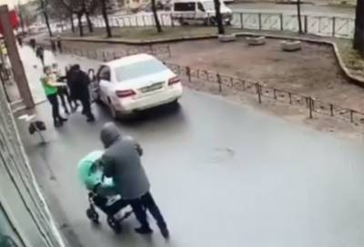 В Петербурге водитель иномарки набросился на женщину после просьбы не ездить по тротуару