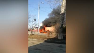 В Южно-Сахалинске средь бела дня сгорел самосвал. Видео