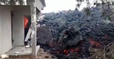 Извергается почти два месяца: в Гватемале потоки лавы из вулкана Пакая достигли жилых домов — видео