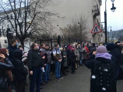 На акцию в защиту сквера в Кузнечном переулке вышли сотни петербуржцев