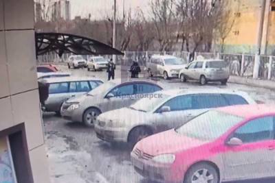 В Красноярске мужчина угрожал ружьем парню днем на глазах у прохожих