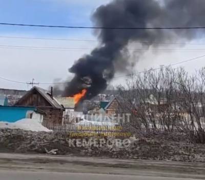 В Кемерове серьёзный пожар в частном доме попал на видео
