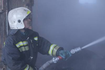 В Смоленской области пожарные спасли мужчину из горящего гаража
