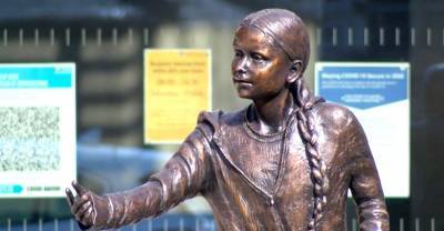 "Тщеславный проект": памятник Грете Тунберг в британском университете вызвал гнев студентов