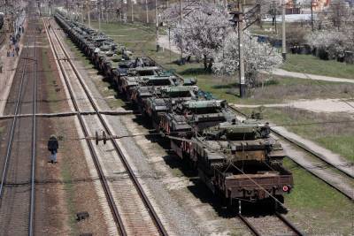 Поезда с военной техникой ВС России отправились к границе Крыма