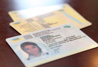В Украине продлили сроки действия старых «прав» и «техпаспортов»
