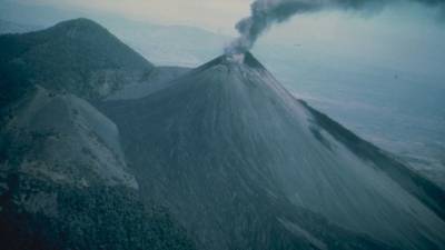 Лава вулкана Пакайя в Гватемале стремительно приближается к жилым домам