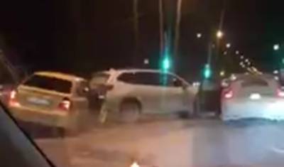 В Тюмени на объездной столкнулись три автомобиля