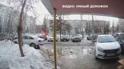 В Пензе «Приора» врезалась в подъезд и чуть не задавила девушку - penzainform.ru - Пенза