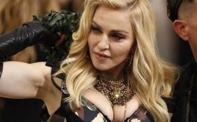 62-летняя Мадонна в кепке украинского бренда показала полуобнаженные фото в стиле БДСМ