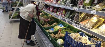 Пожилым жителям Карелии по-прежнему запрещено посещать продовольственные магазины в выходные