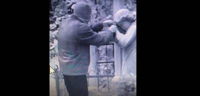 Видео: мужчина несколько лет разрушал надгробные фигуры ангелов на кладбище Петербурга