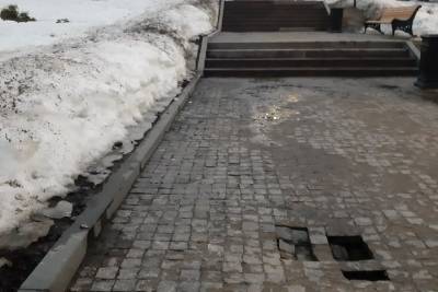 Отремонтированный лестничный спуск в Петрозаводске не выдержал первой весны