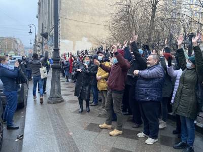Петербуржцы встали живым щитом в защиту сквера перед обсуждением его статуса в Заксобрании