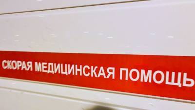 Медики госпитализировали упавшего с дивана младенца в Петербурге