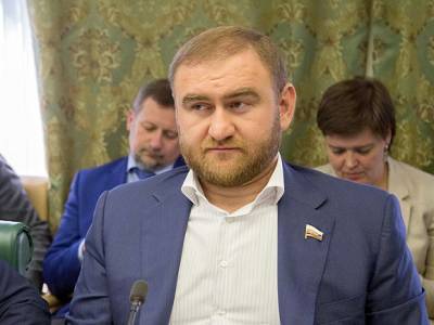 СК завершил следствие по делу экс-сенатора Арашукова и его отца