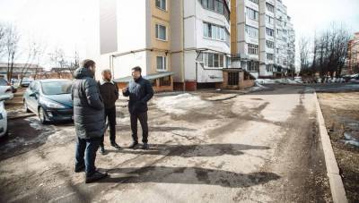 Артамонов оценил состояние улиц Чехова в преддверии субботника