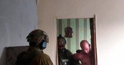 Спецназ задержал мужчину, который забаррикадировался с гранатой в Николаеве (видео)