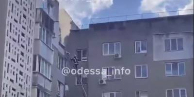 В Одесской области в пгт Южном женщина упала с 8-го этажа спасаясь от пожара - фото и видео - ТЕЛЕГРАФ