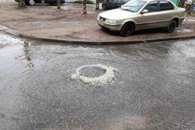 На одной из улиц Твери снова проснулся канализационный фонтан