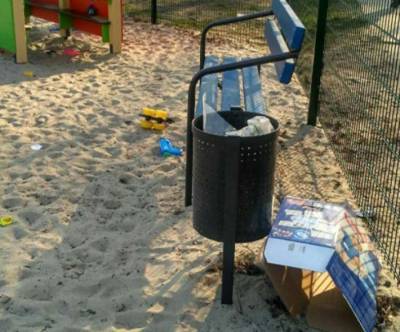 Детские площадки на Русановке утопают в мусоре из-за бездействия Кличко (ФОТО)