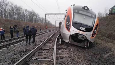 Момент крушения поезда под Запорожьем попал на видео