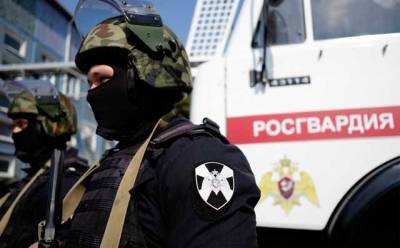 Отстреливается и бросает гранаты: под Москвой спецназ полдня штурмует дом "авторитета"