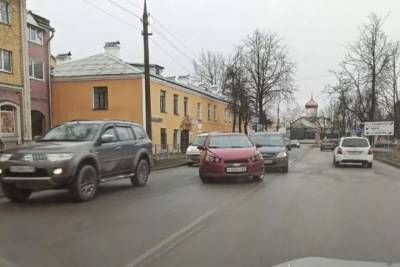 ДТП произошло на улице Труда в Пскове