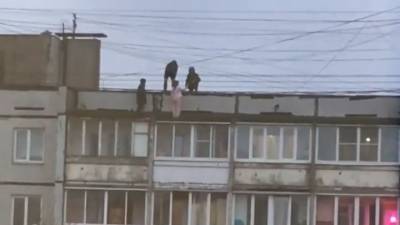 В Твери засняли детей, прыгающих с крыши дома на козырек