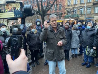 Депутаты ЗакСа приняли участие в акции против застройки Кузнечного сквера