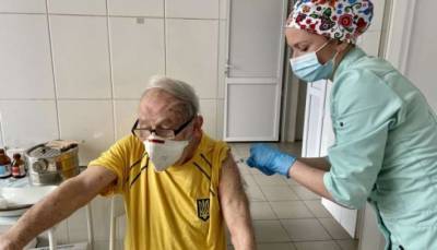 В Харькове старейший украинский теннисист получил прививку от COVID-19