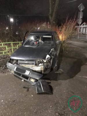 Фото: в Волосово погиб водитель, врезавшись в дорожный знак