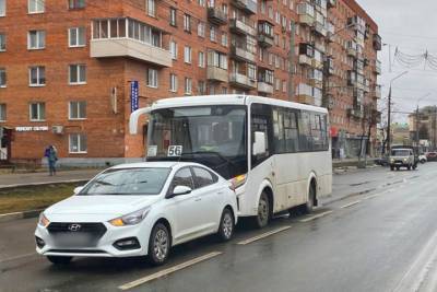 В Туле на Красноармейском проспекте столкнулись автобус и легковушка
