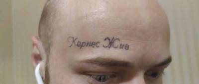 Мужчина с татуировкой на лице «Кернес жив» снова стал звездой соцсетей в Харькове (видео)